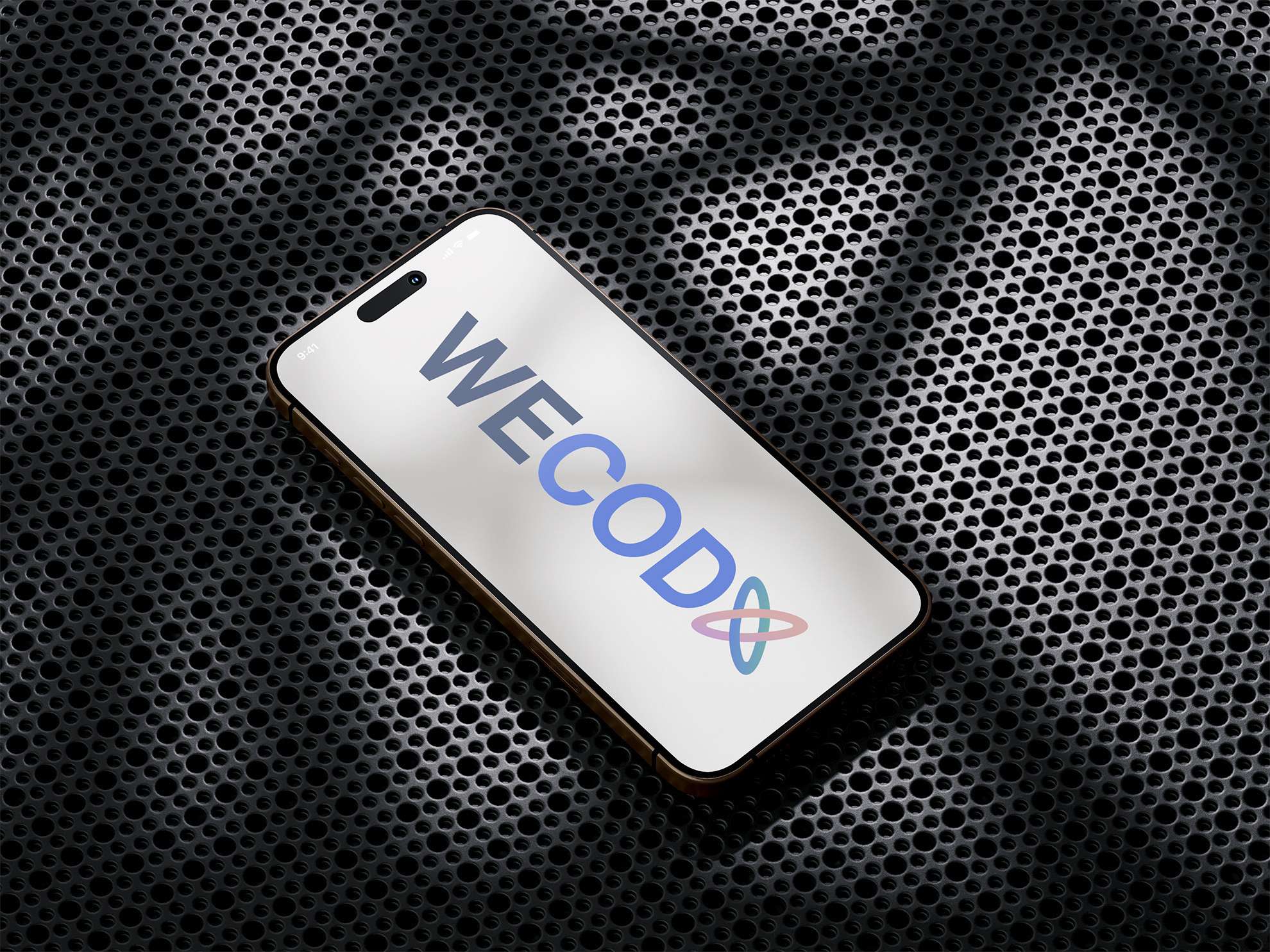 Iphone avec un grand logo Wecodx comme fond d'écran sur fond plastique