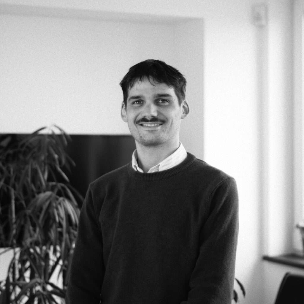 photographie noir et blanc d'un infographiste dans son bureau