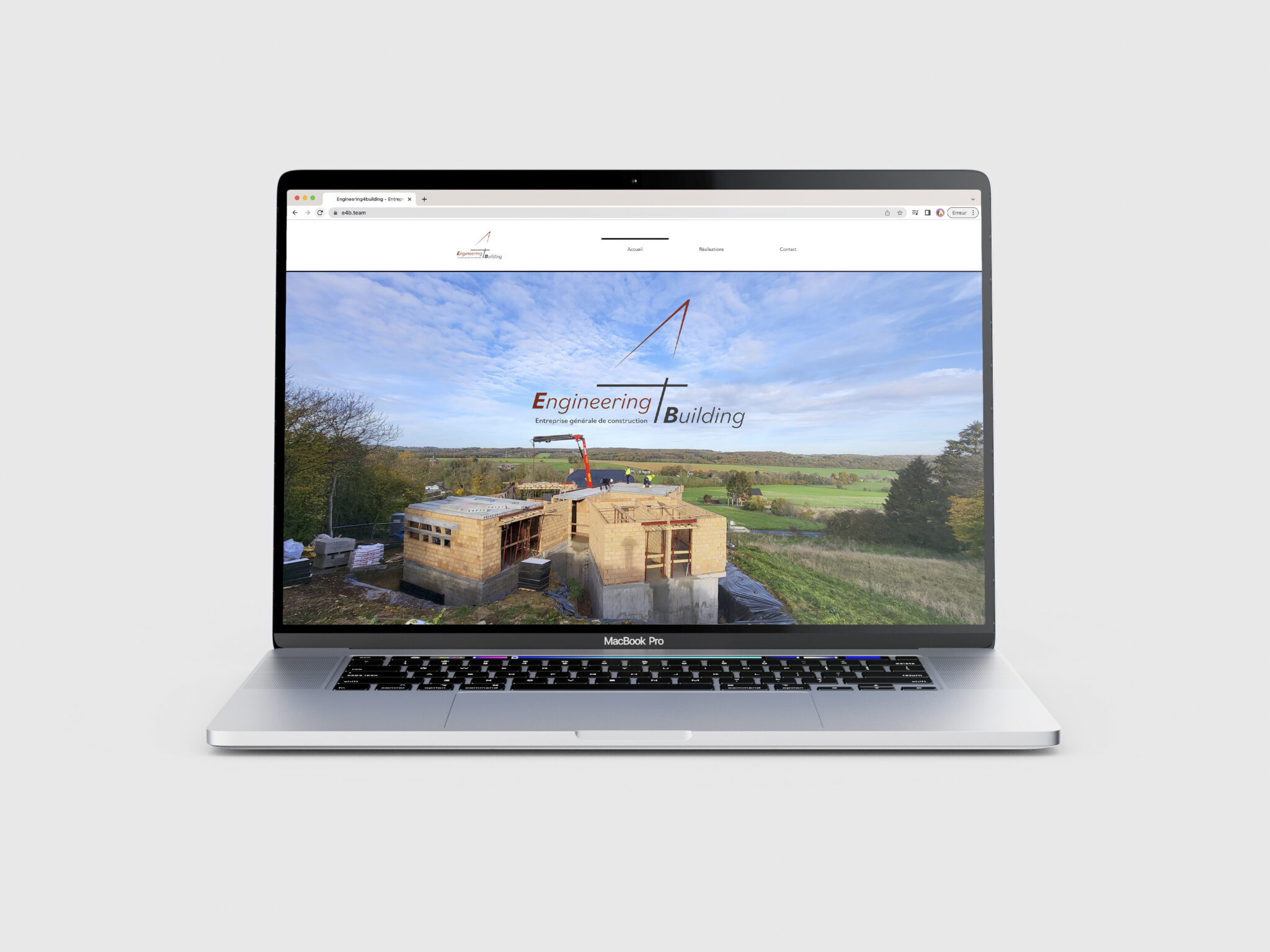 Ordinateur avec site vitrine moderne d'une entreprise générale de construction