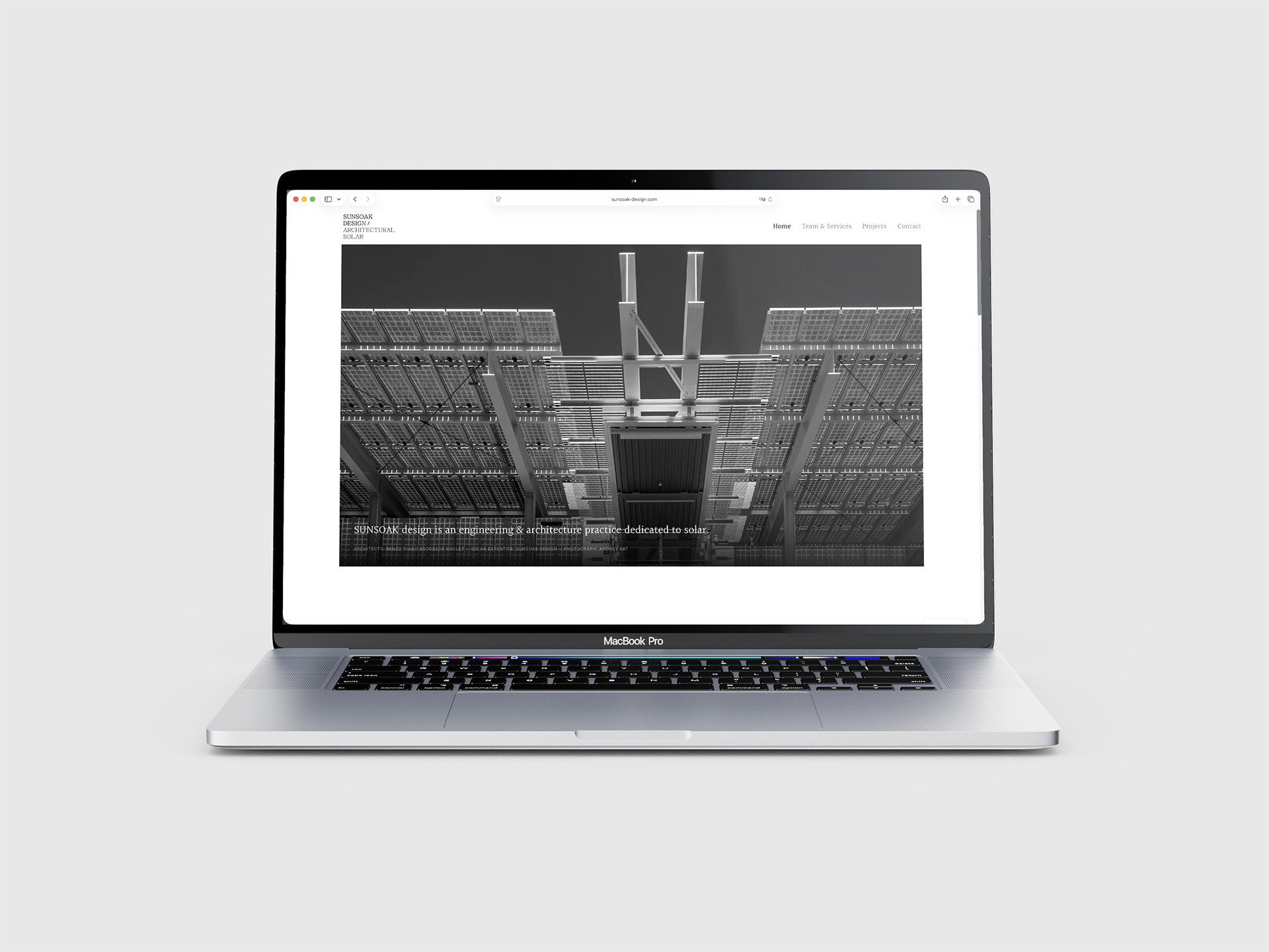 Ordinateur avec site épuré et sobre d'un architecte solaire à Bruxelles