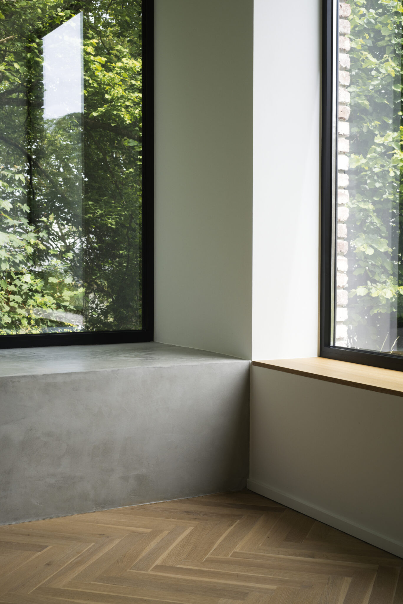 fenêtres avec jeux de texture, bois béton