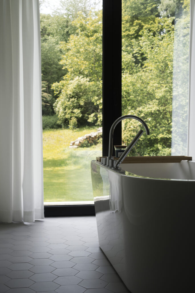 baignoire qui donne sur une grande baie vitrée