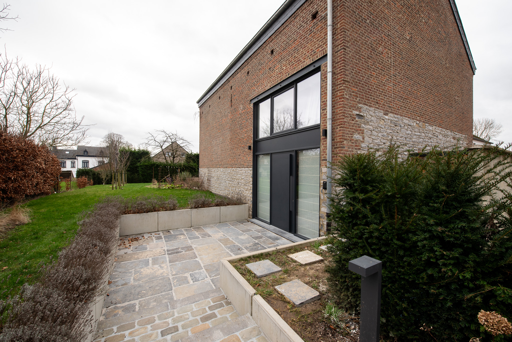 maison en brique avec baie vitrée avec jardin