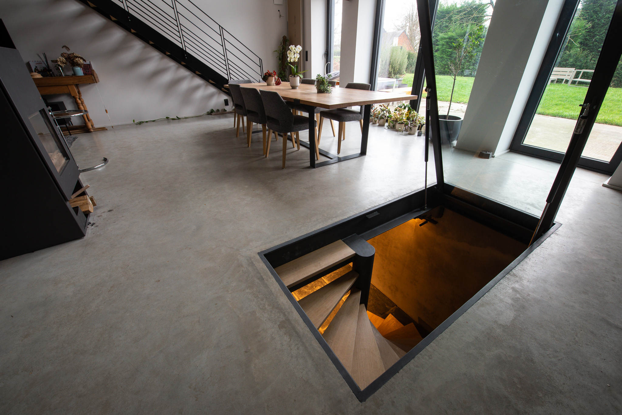 intérieur maison avec baie vitrée, escalier vers cave à vin