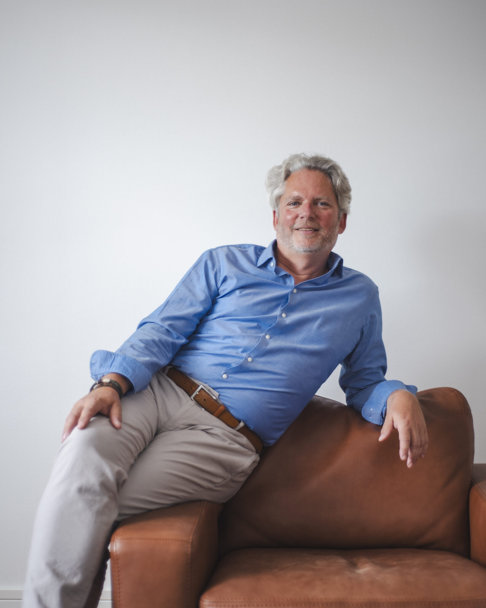 homme posant sur un fauteuil