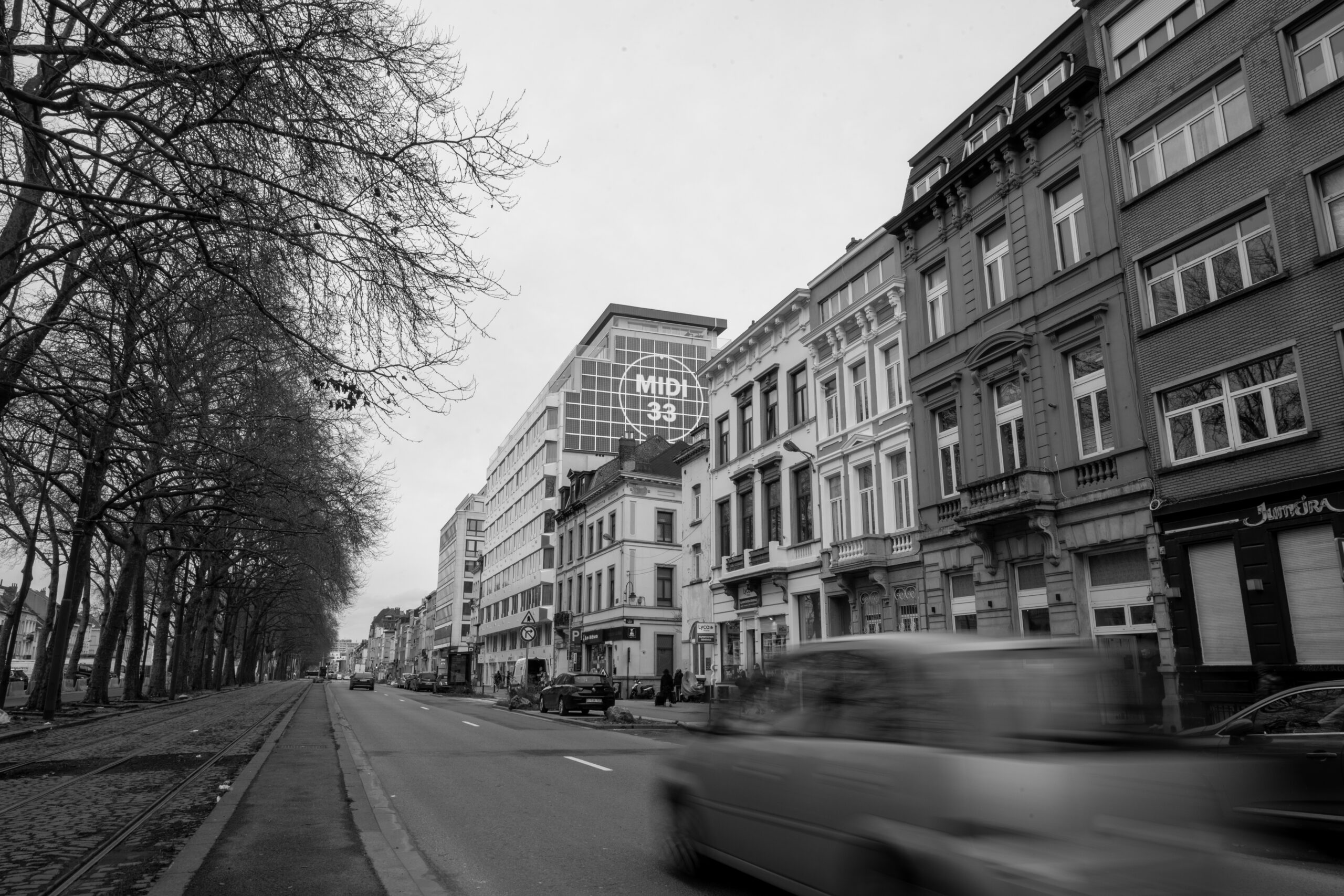 façade appartements Bruxelles en noir et blanc