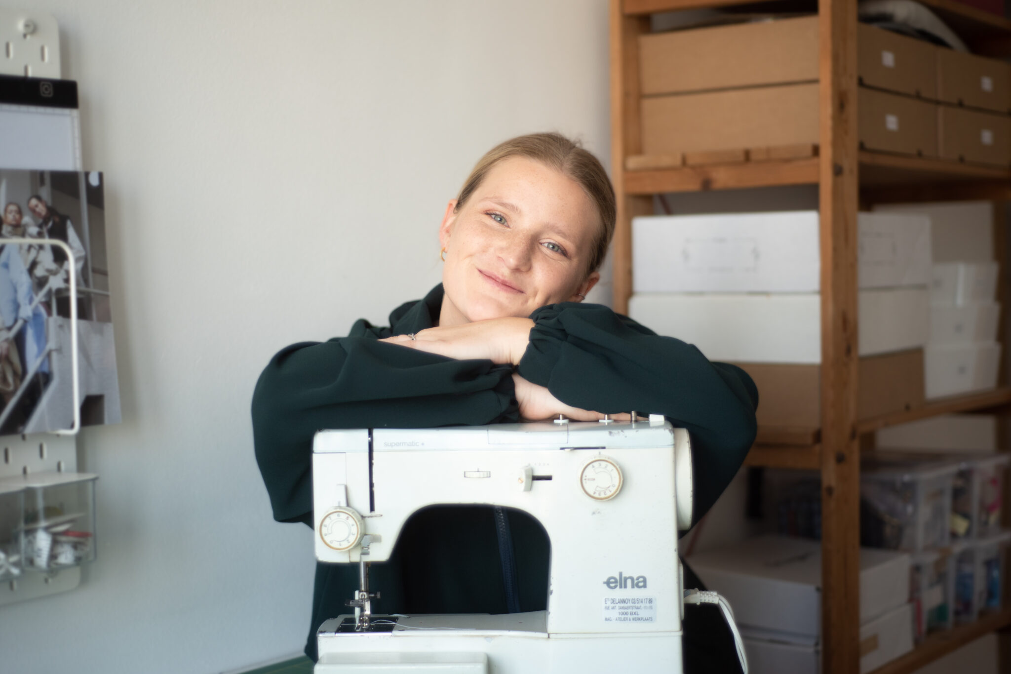 Femme posant sur une machine à coudre