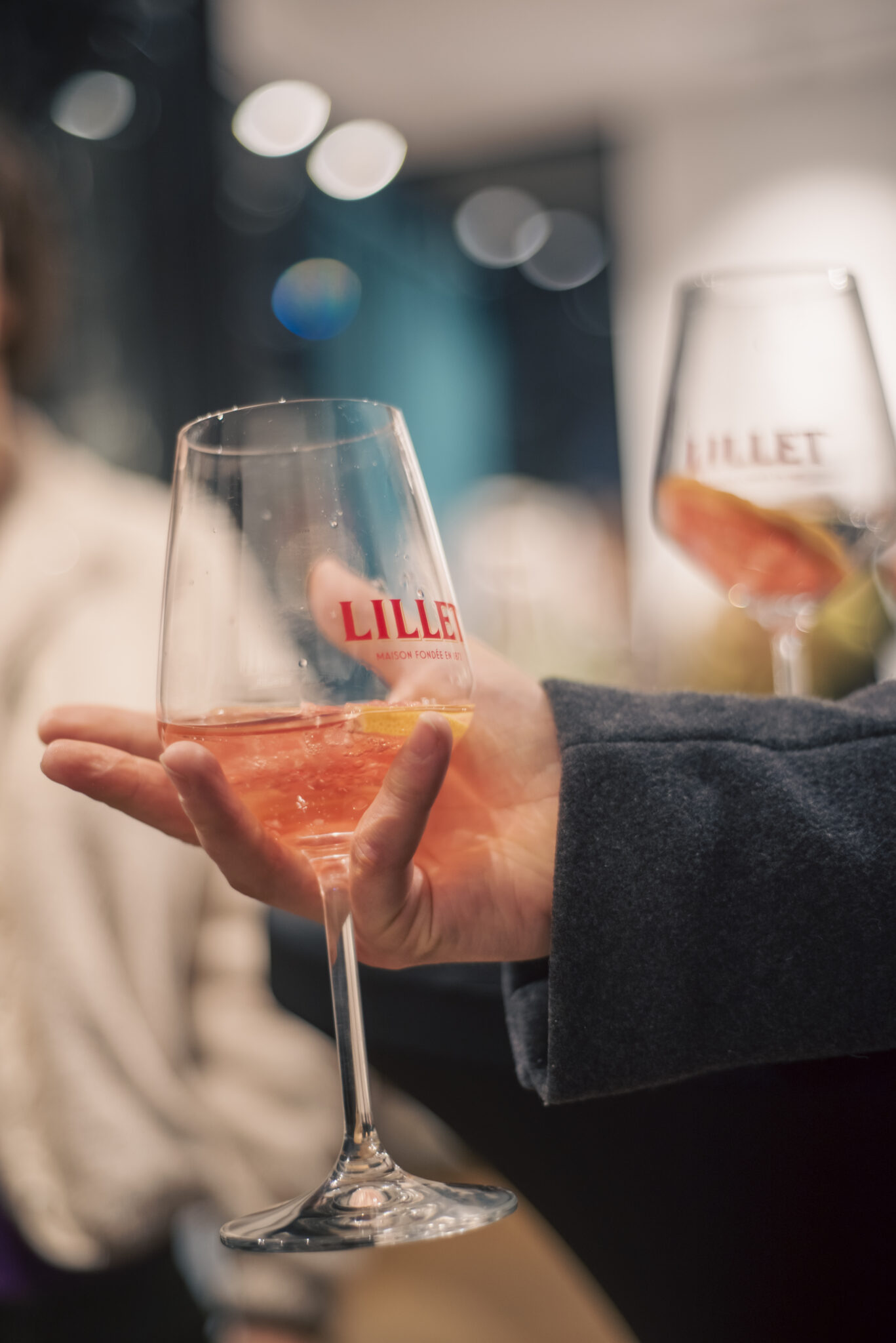 verre Lillet dans la main