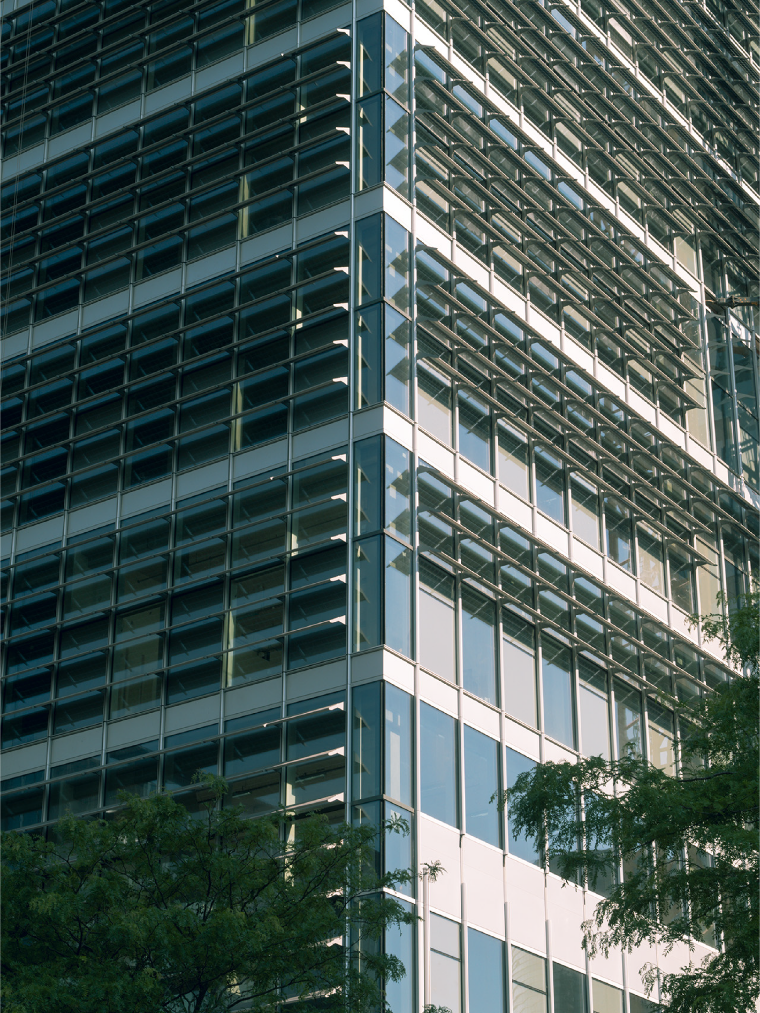 façade building avec panneaux solaires